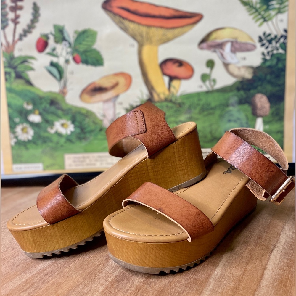 SODA Platform Shoes Size: 8
